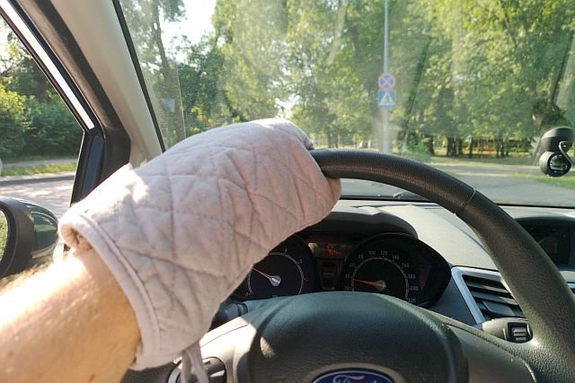 Samochody a upały. Latem w aucie bywa gorąco, jak w piekarniku.