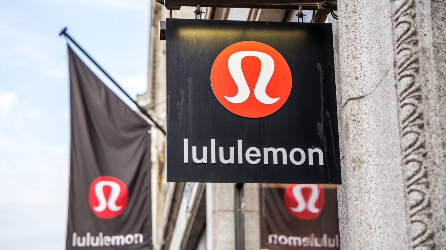 Logo sklepu Lululemon.