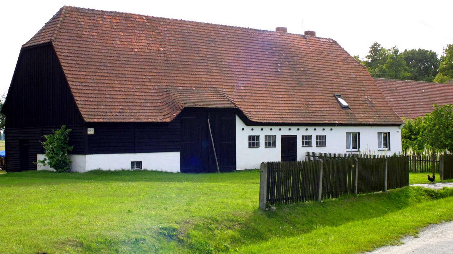 Wieś na Dolnym Śląsku wypowiada wojnę urzędnikom. "My nie jesteśmy skansenem" dom we wsi Ostaszów
