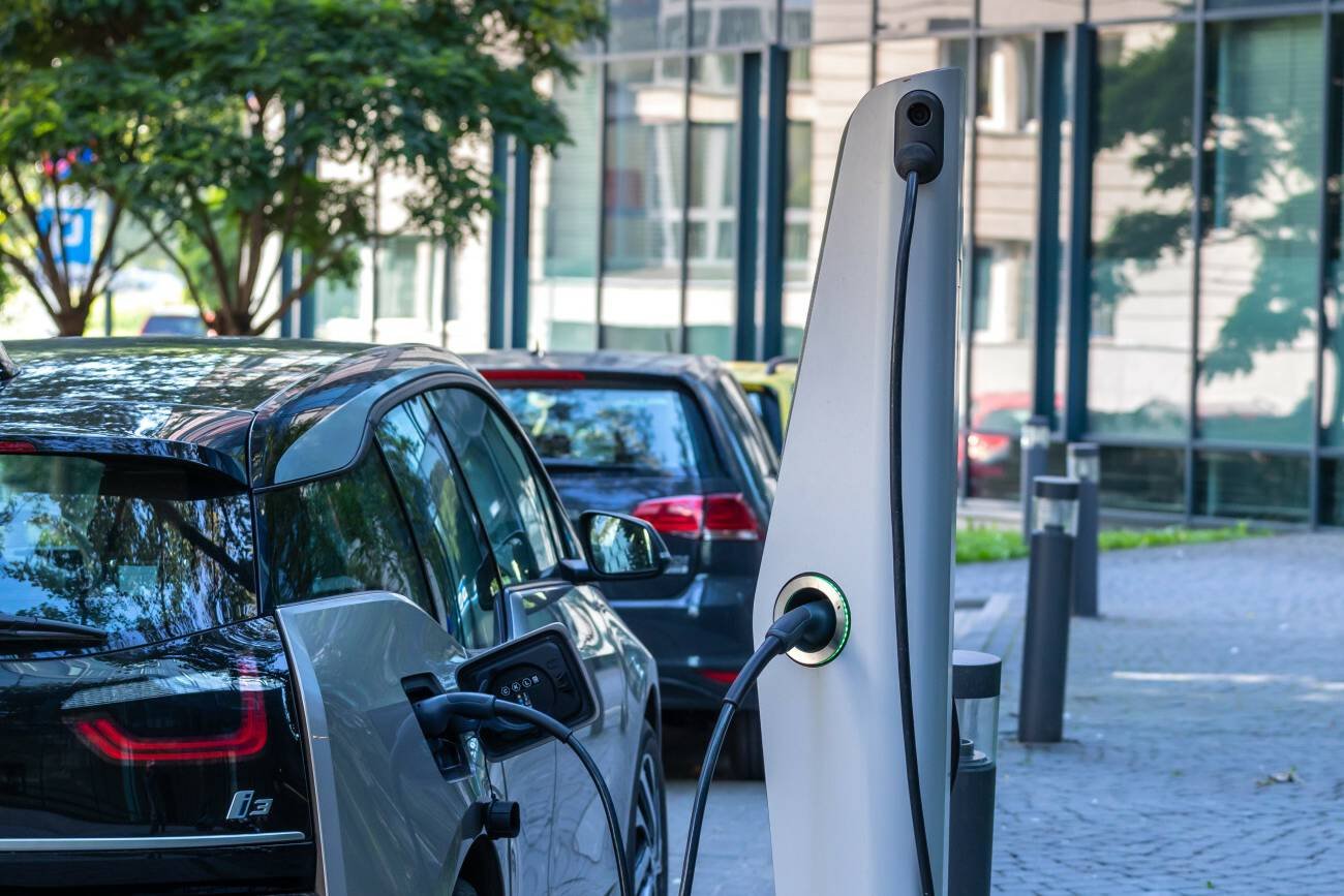 Zaparkowany samochód elektryczny.