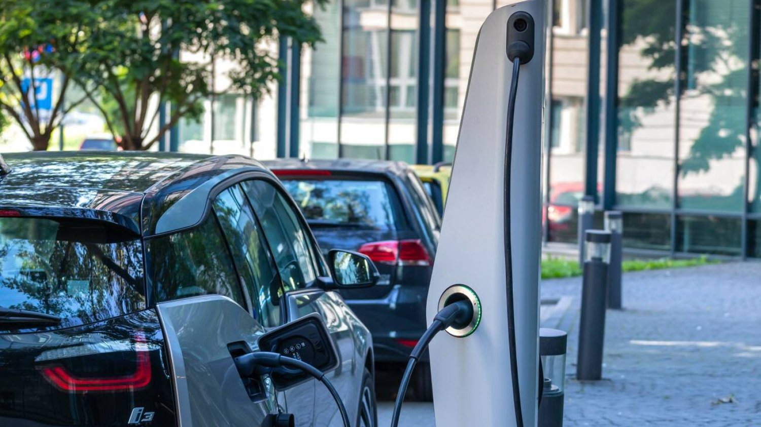 Zaparkowany samochód elektryczny.