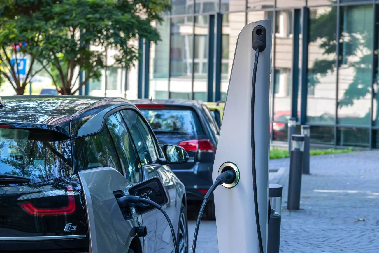 Zaparkowany samochód elektryczny.