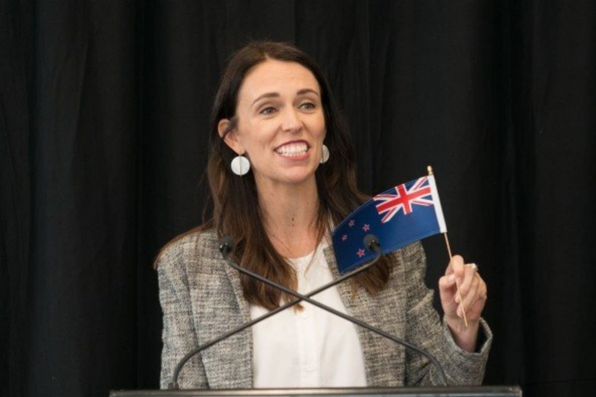 Jacinda Ardern przekonuje nowozelandzkich pracodawców, aby umożliwili bardziej elastyczną pracę. Jak twierdzi, mogłoby to ożywić dotknięty przez koronawirusa przemysł turystyczny.