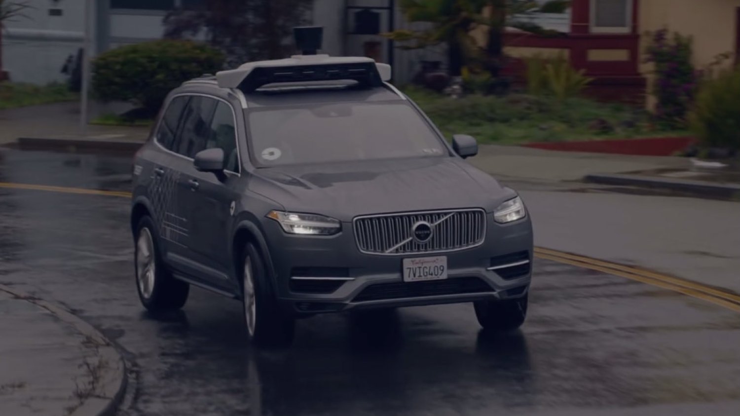 Autonomiczny samochód Ubera. W marcu doszło do śmiertelnego wypadku - auto potrąciło kobietę, która nocą przechodziła przez drogę