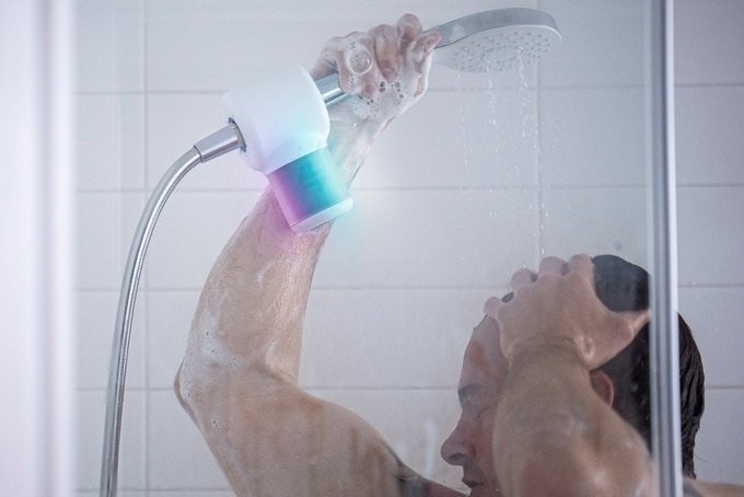 Mini elektrownia Shower Power jest w stanie zasilić głośnik przy użyciu energii wody z prysznica.