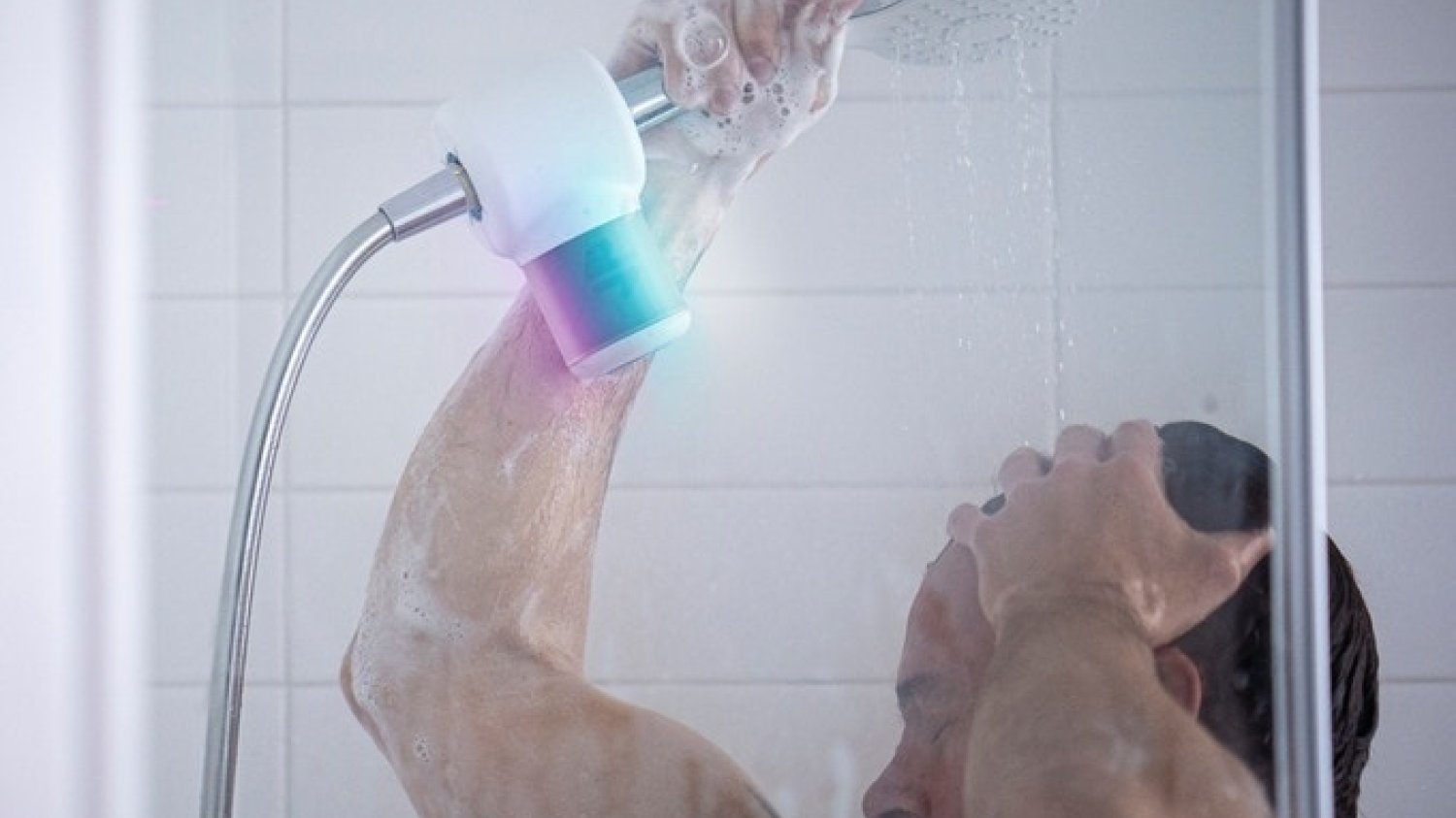 Mini elektrownia Shower Power jest w stanie zasilić głośnik przy użyciu energii wody z prysznica.