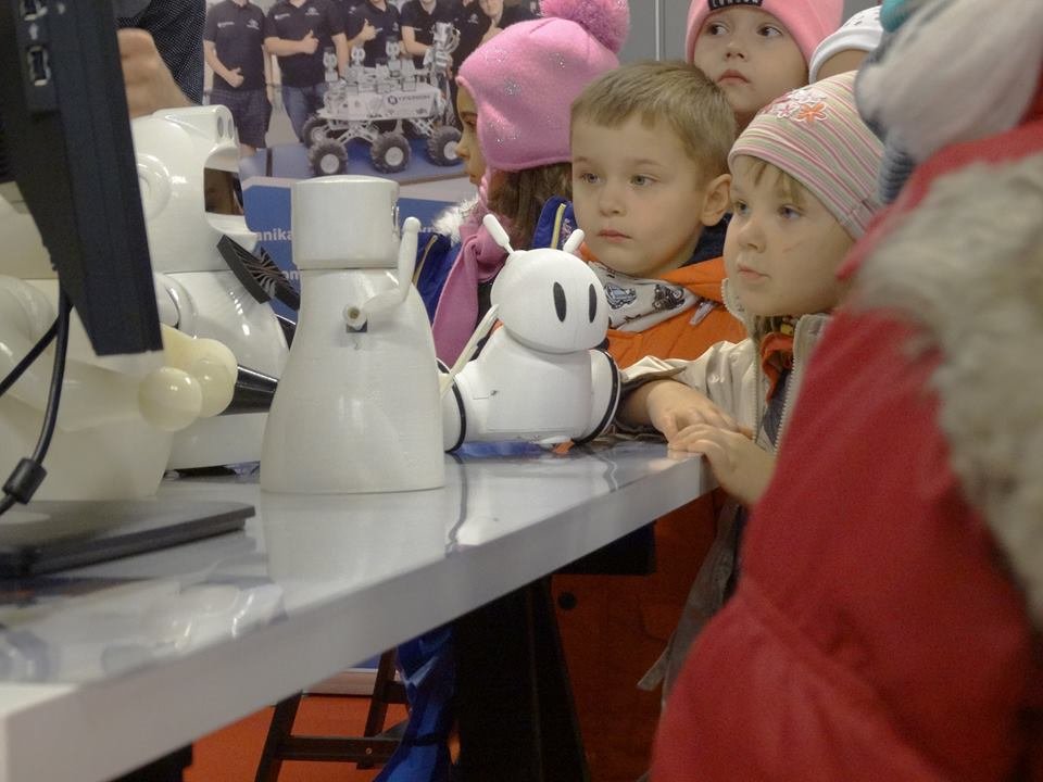 Photon to polski robot, który będzie dojrzewał razem z dzieckiem.