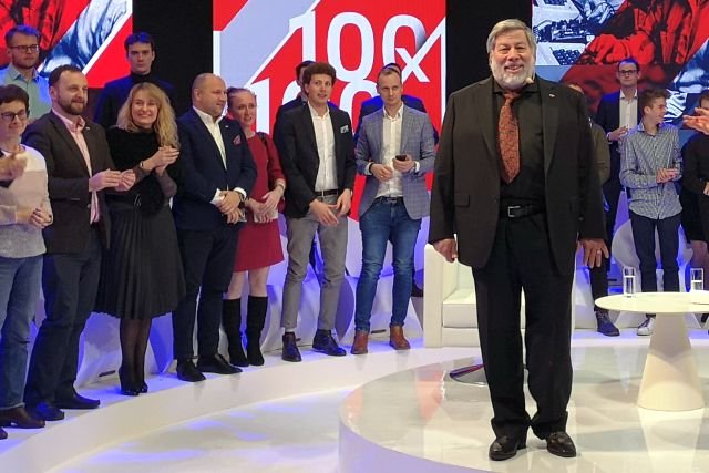 Steve Wozniak przyjechał do Polski na zaproszenie Polskiej Fundacji Narodowej. Jego wizyta kosztowała prawdopodobnie ok. 600 tys. zł