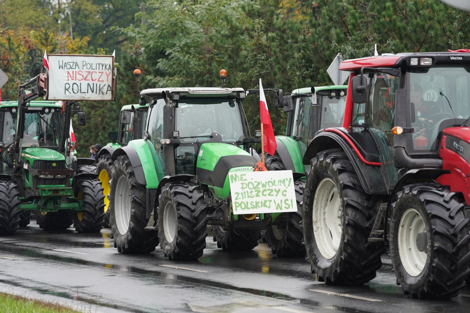 Rolnicy protestują przeciwko 5 dla zwierząt.