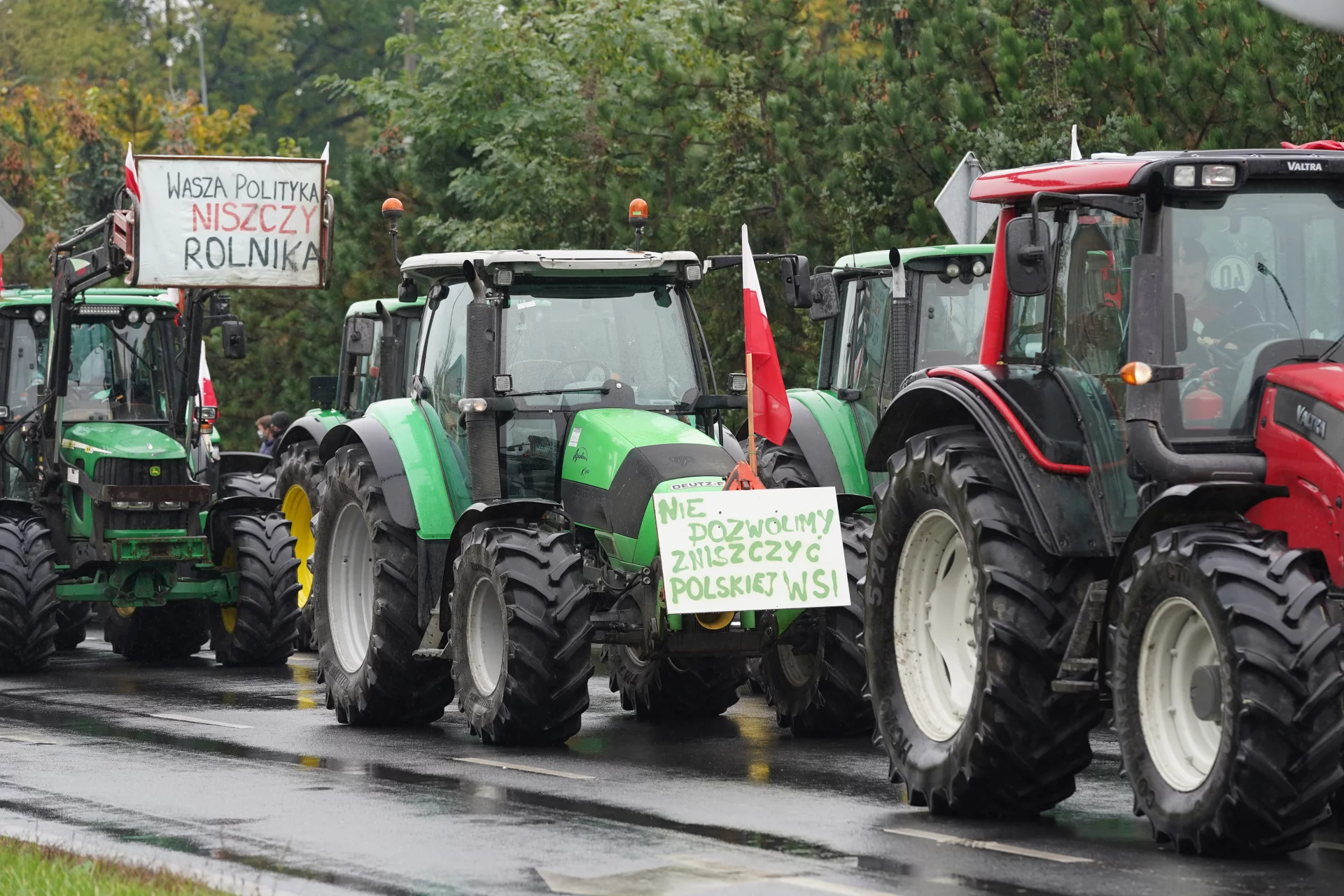 Rolnicy protestują przeciwko 5 dla zwierząt.