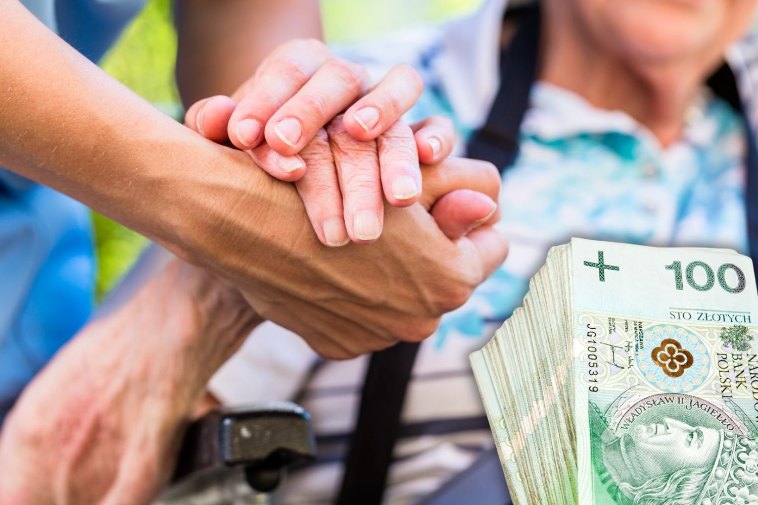 Dodatek pielęgnacyjny z ZUS. Seniorzy wściekli na haczyk w przepisach. Starsza para trzyma się za ręce, pieniądze.