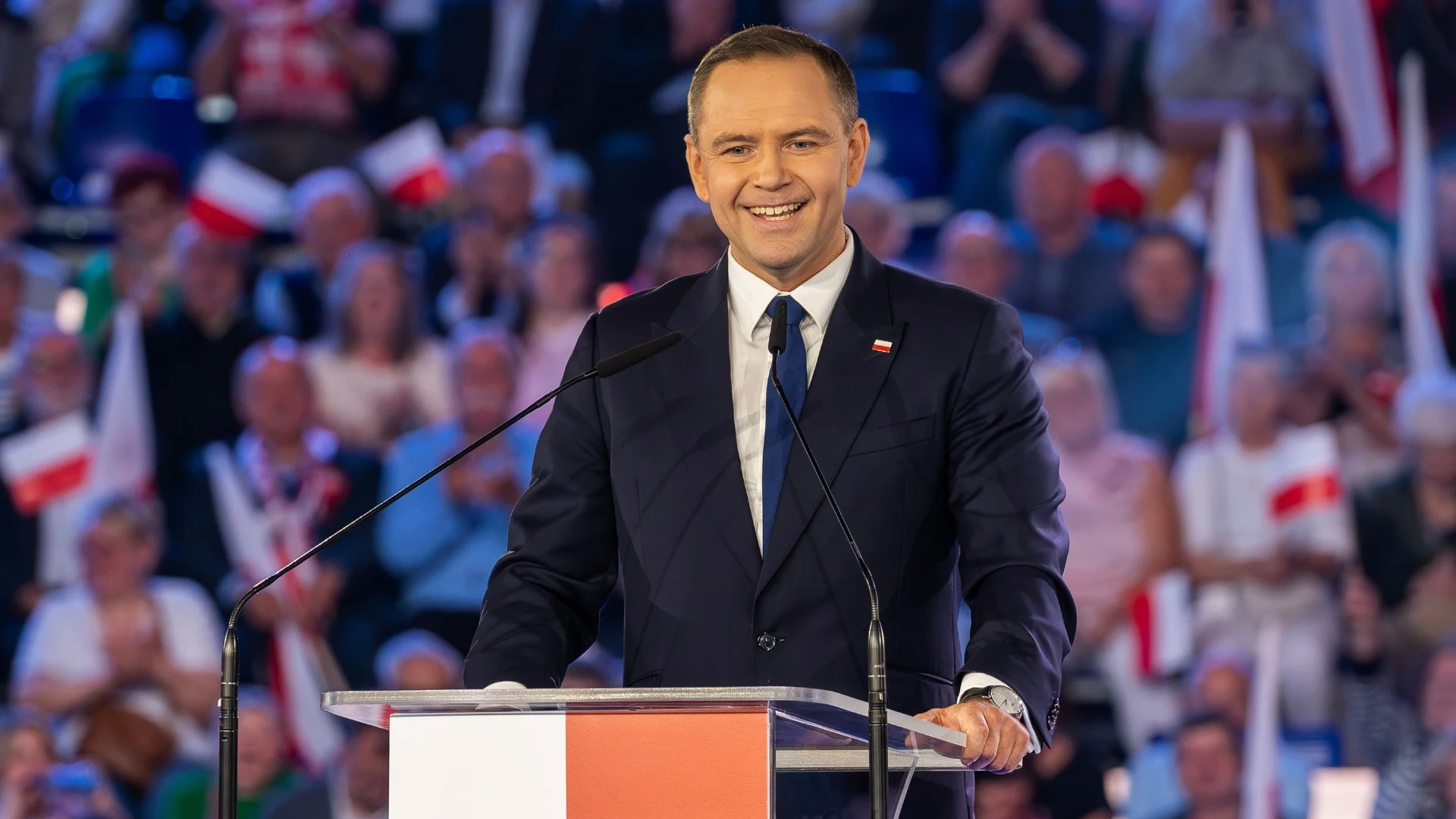 Karol Nawrocki zawetował ustawę. Cztery kursy dziennie miały być obowiązkowe Uśmiechnięty Karol Nawrocki przemawia.