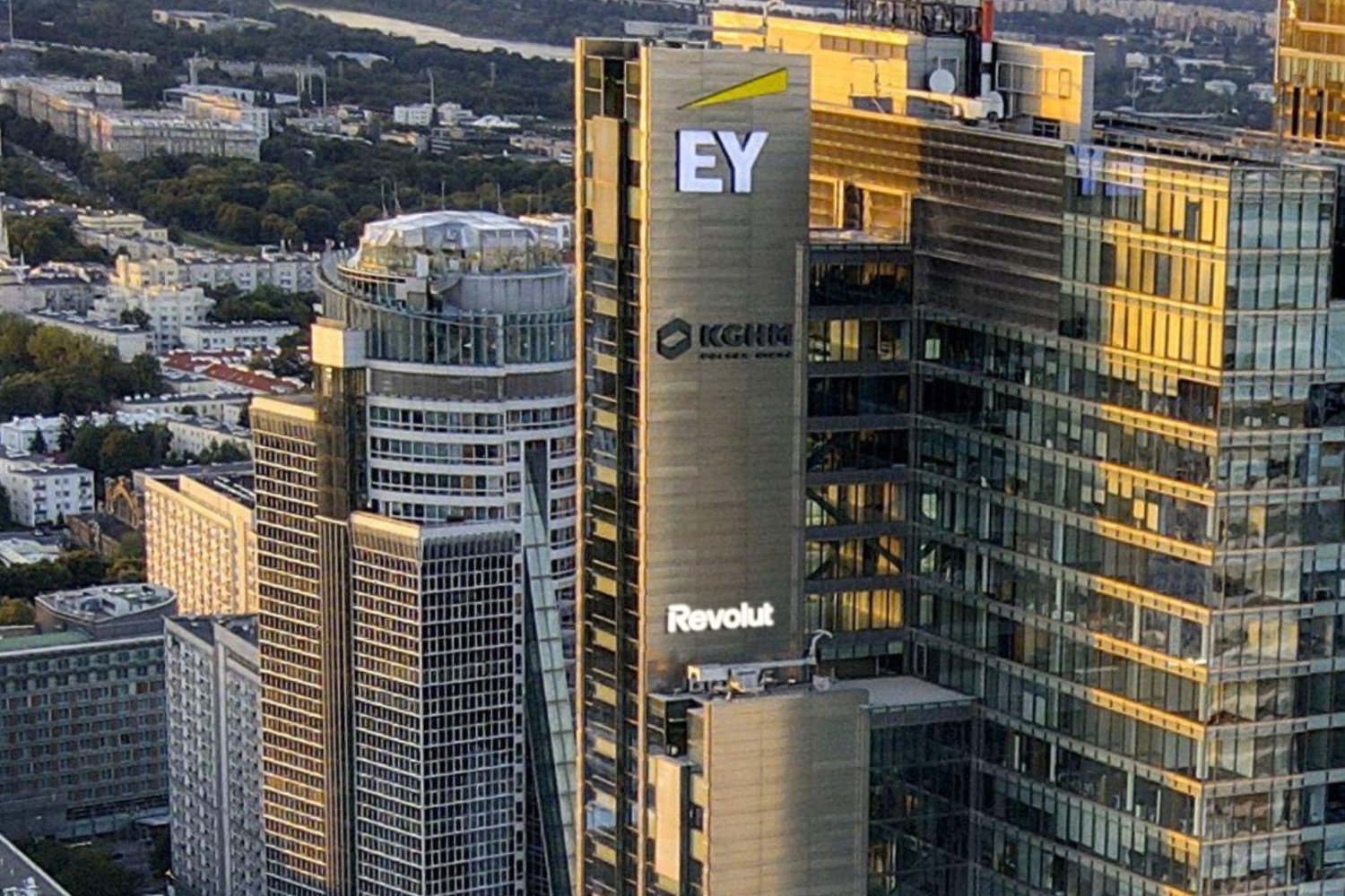 Revolut rekrutuje w Warszawie. Nowe biuro i ponad 300 miejsc pracy. Wieżowce w centrum miasta.