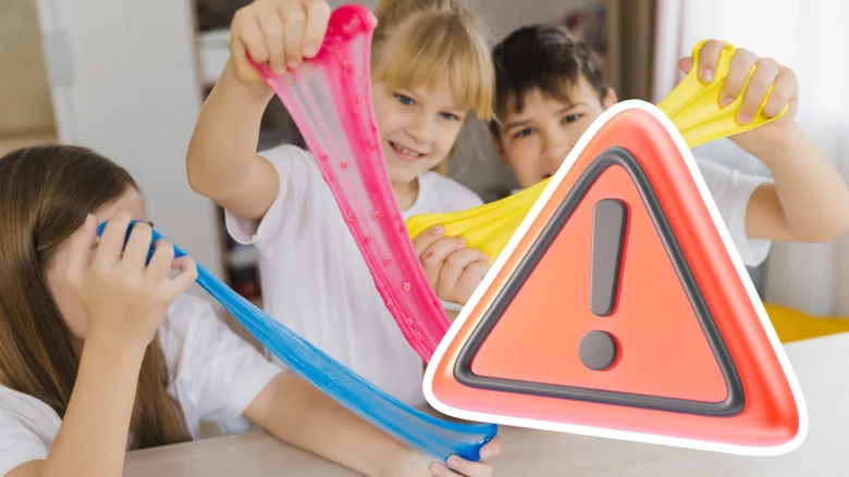 Dzieci bawiące się zabawkami typu slime.