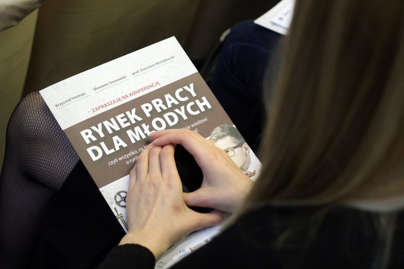 Rząd chce ułatwić młodym start na rynku pracy. Pojawiają się jednak obawy, że ucierpią na tym doświadczeni pracownicy.