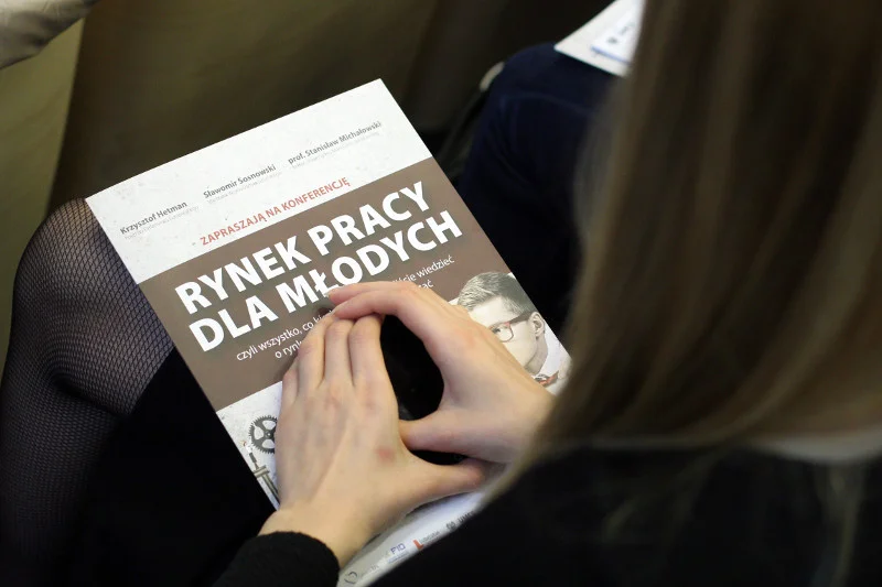 Rząd chce ułatwić młodym start na rynku pracy. Pojawiają się jednak obawy, że ucierpią na tym doświadczeni pracownicy.