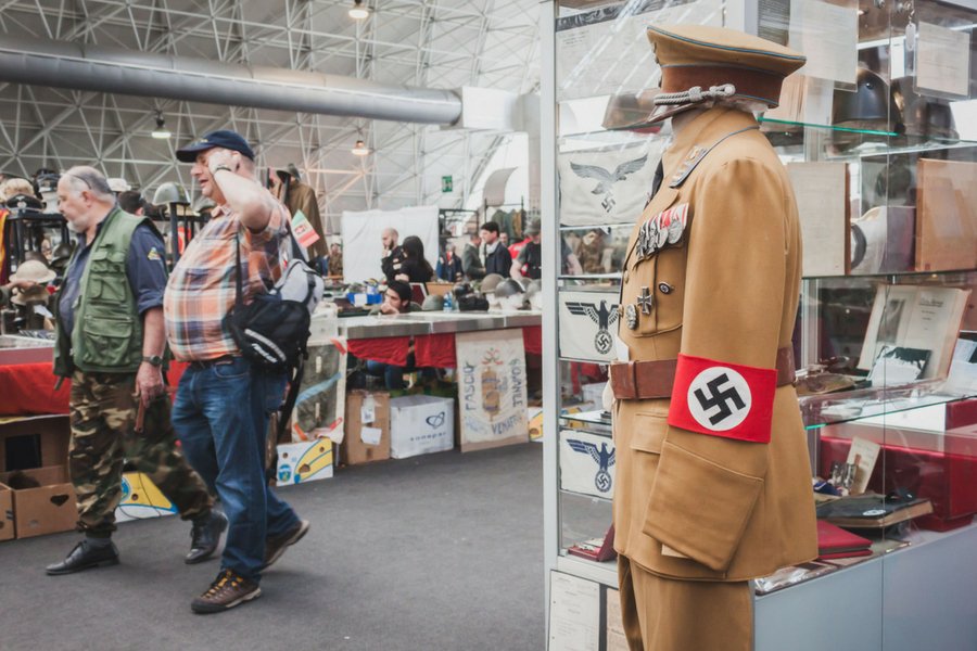 Ceny nazistowskich memorabiliów na aukcjach internetowych sięgają niemal 10 tysięcy złotych.