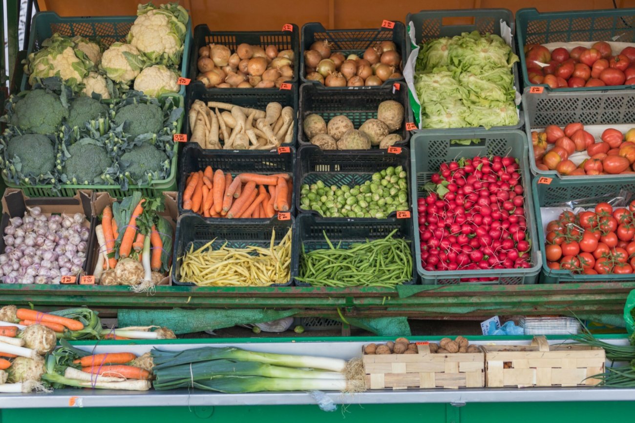 Skrzynki z warzywami.