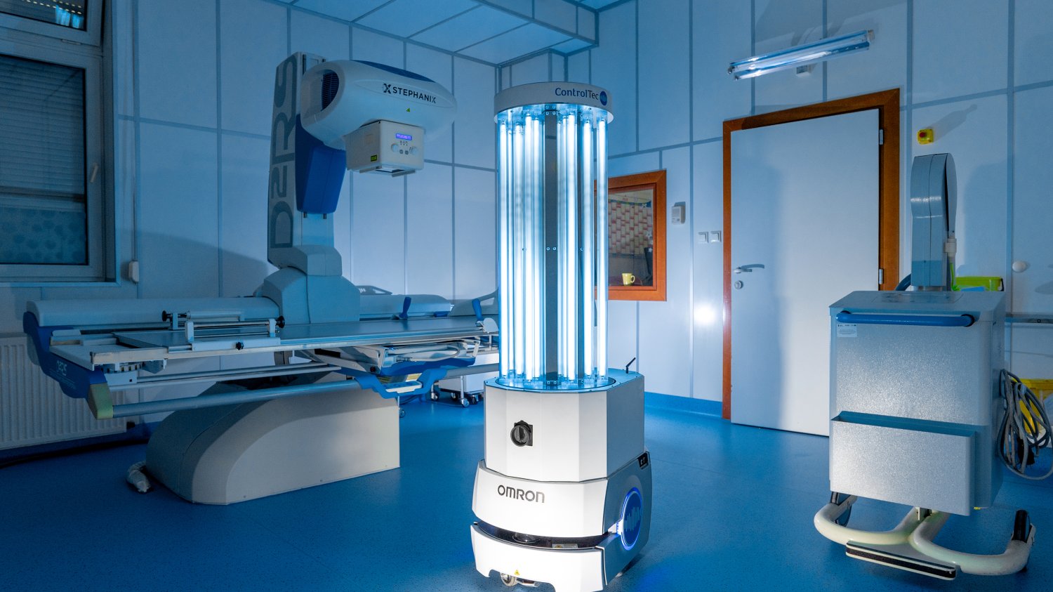 Robot dezynfekujący w trakcie pracy.