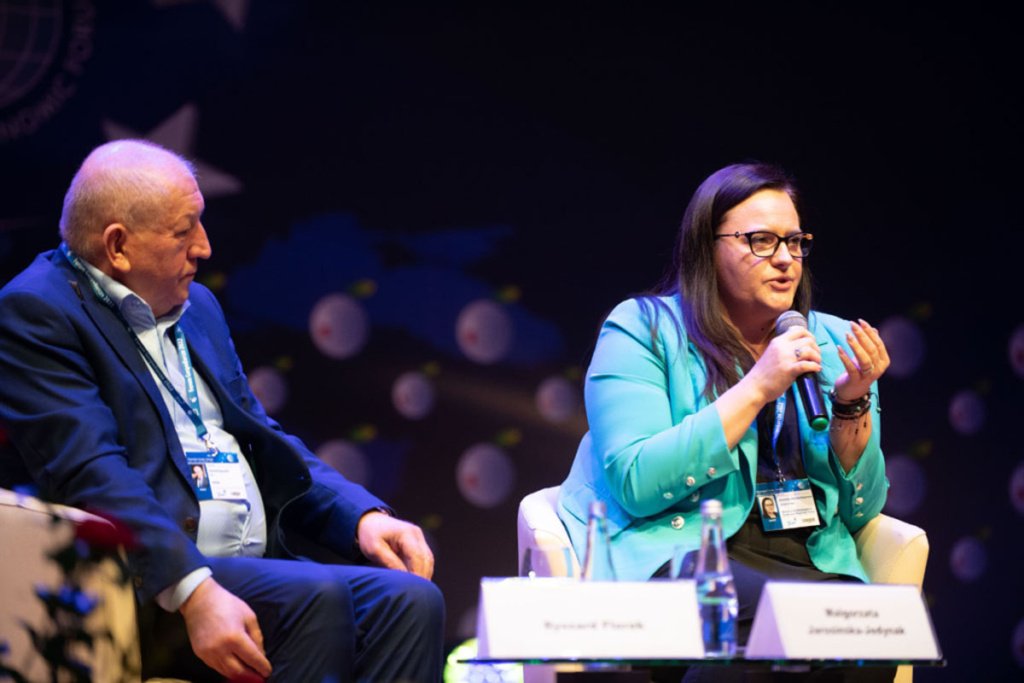 XXXII Forum Ekonomiczne odbędzie się 5-7 września 2023 roku w Karpaczu. Jednym z tematów konferencji będzie działanie przedsiębiorców w skali globalnej. Poruszą go uczestnicy panelu "Ekspansja zagraniczna naturalną ścieżką rozwoju biznesu?".