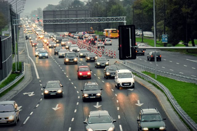 W Polsce zaczęły obowiązywać nowe znaki drogowe. Dobrze się z nimi zapoznać, bo oznaczają strefy czystego transportu - miejsca, gdzie za wjazd większości samochodów trzeba zapłacić 2,5 zł za godzinę
