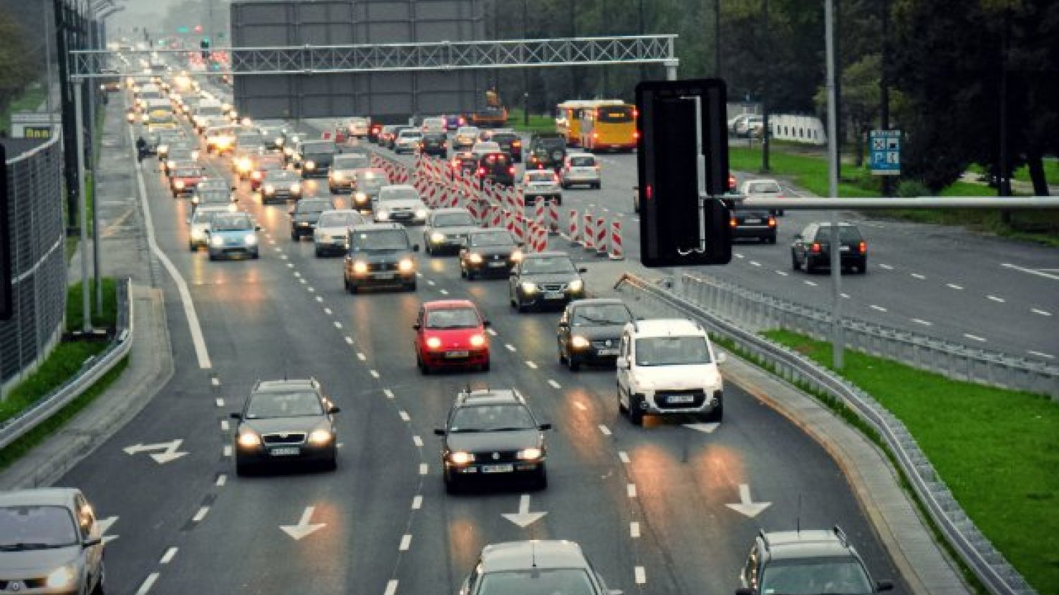 W Polsce zaczęły obowiązywać nowe znaki drogowe. Dobrze się z nimi zapoznać, bo oznaczają strefy czystego transportu - miejsca, gdzie za wjazd większości samochodów trzeba zapłacić 2,5 zł za godzinę