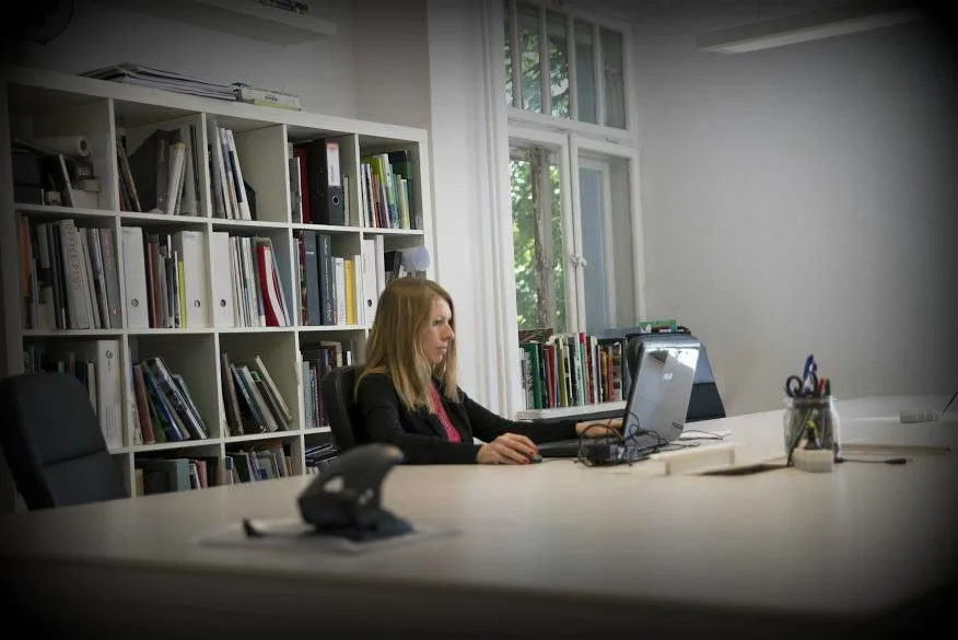 Zabawianka wyposażona jest w biura architektoniczne i sale konferencyjną. Zapewniony jest darmowy internet, ksero, drukarka i plotery.