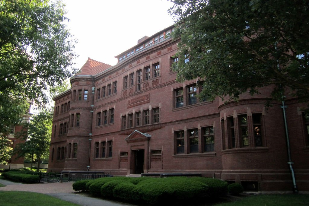 Harvard nie dla naszych? Przynajmniej nie w ramach programu "Studia dla wybitnych". - Chodzi o efektywne wykorzystywanie środków publicznych - pisze w INNPoland Piotr Piotr Müller, doradca Ministra Nauki i Szkolnictwa Wyższego.