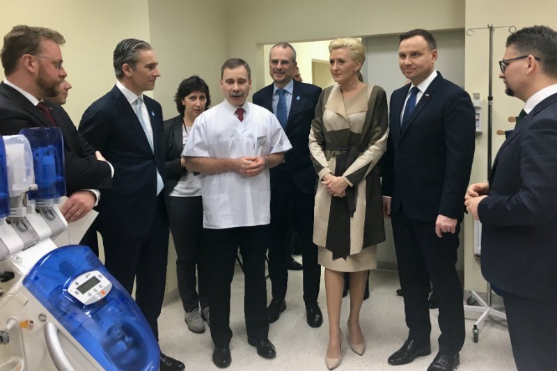 Na uroczystościach pojawili się (od lewej): minister zdrowia Łukasz Szumowski, Reinier Schlatmann (Philips), Piotr Grzelak (ICZMP), Henk de Jong (Philips), Agata Kornhauser-Duda, Prezydent Andrzej Duda, prof. Maciej Banach