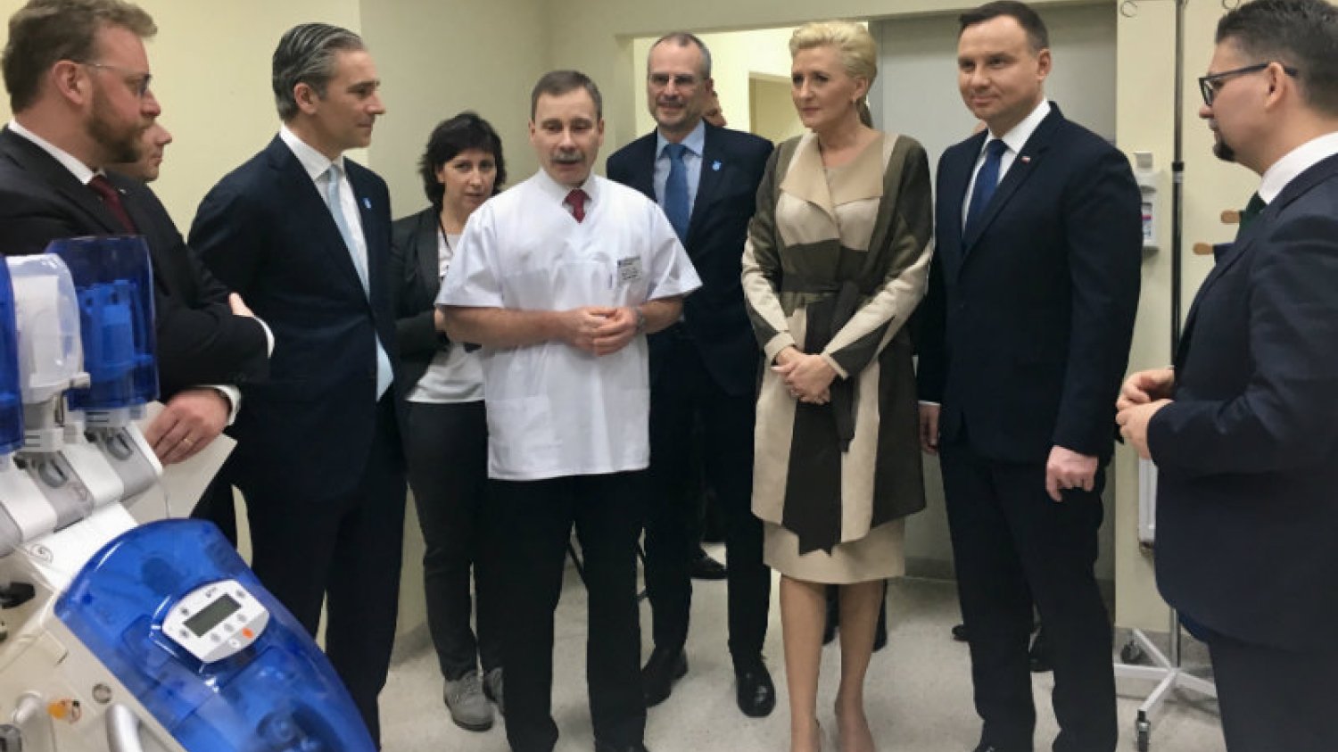 Na uroczystościach pojawili się (od lewej): minister zdrowia Łukasz Szumowski, Reinier Schlatmann (Philips), Piotr Grzelak (ICZMP), Henk de Jong (Philips), Agata Kornhauser-Duda, Prezydent Andrzej Duda, prof. Maciej Banach