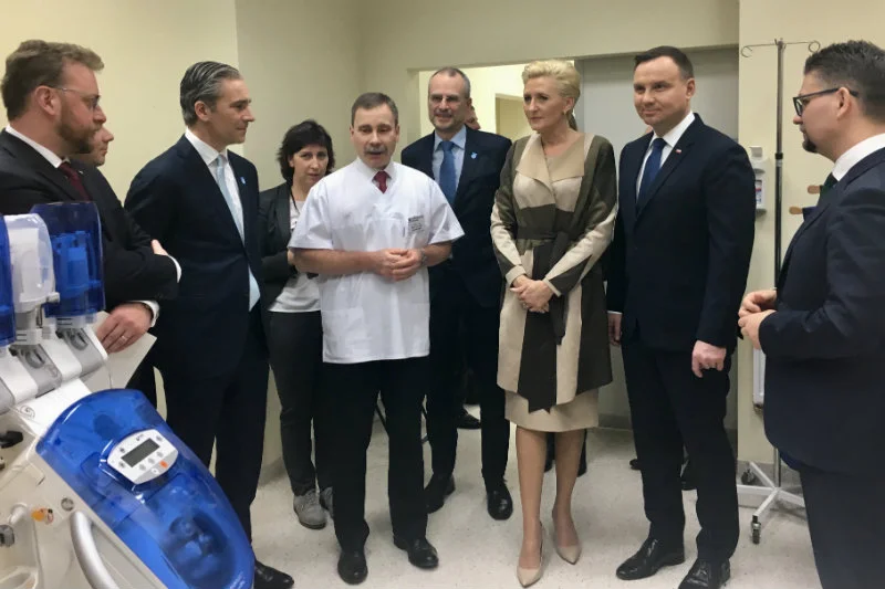 Na uroczystościach pojawili się (od lewej): minister zdrowia Łukasz Szumowski, Reinier Schlatmann (Philips), Piotr Grzelak (ICZMP), Henk de Jong (Philips), Agata Kornhauser-Duda, Prezydent Andrzej Duda, prof. Maciej Banach
