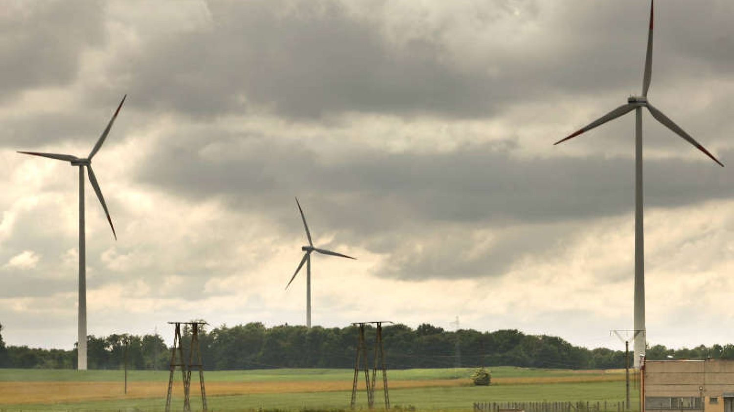 Firmy chwalą przyjęcie ustawy o OZE, ale eksperci wskazują, że niesie ona ze sobą zagrożenia dla energetyki wiatrowej