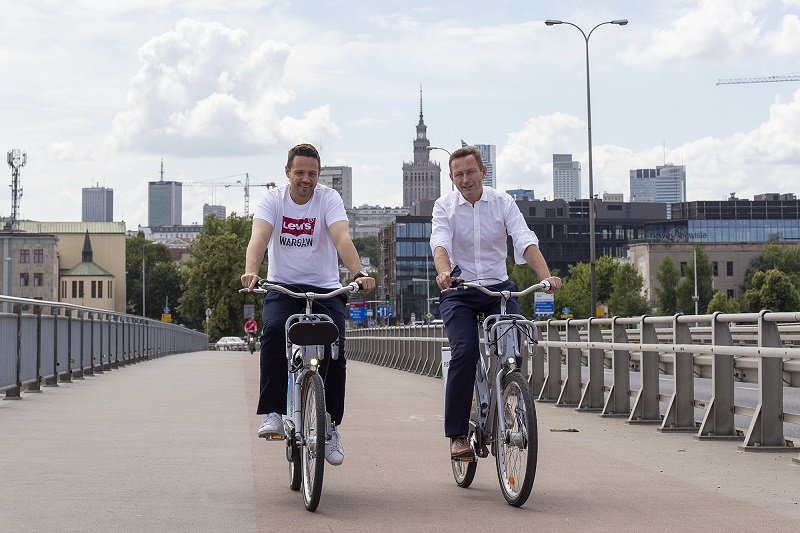 Kampania przed wyborami prezydenta Warszawy 2018. Rafał Trzaskowski i Paweł Rabiej jadą na rowerach Veturilo.
