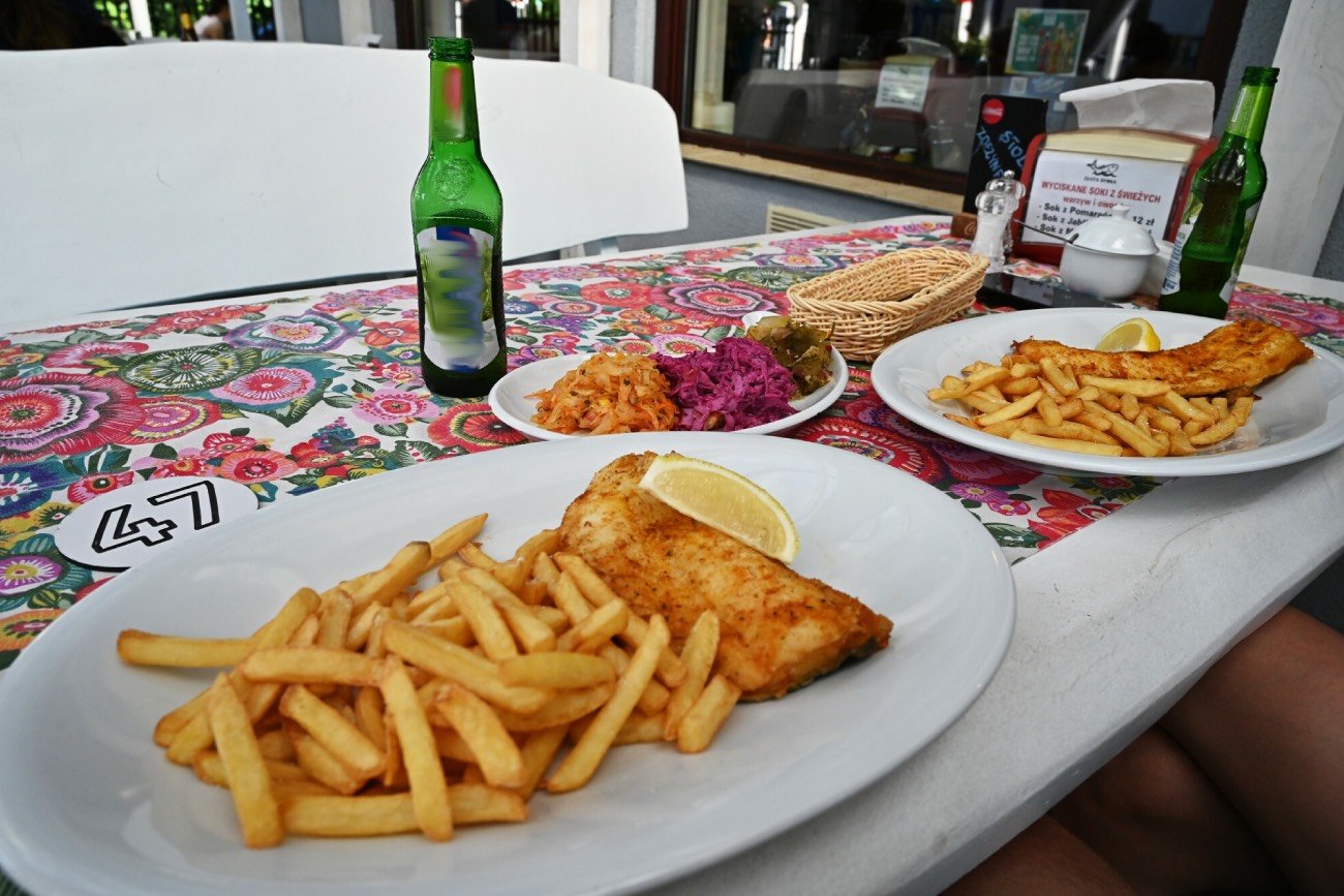 Ile kosztuje ryba nad morzem? Turyści dzielą porcje na pół