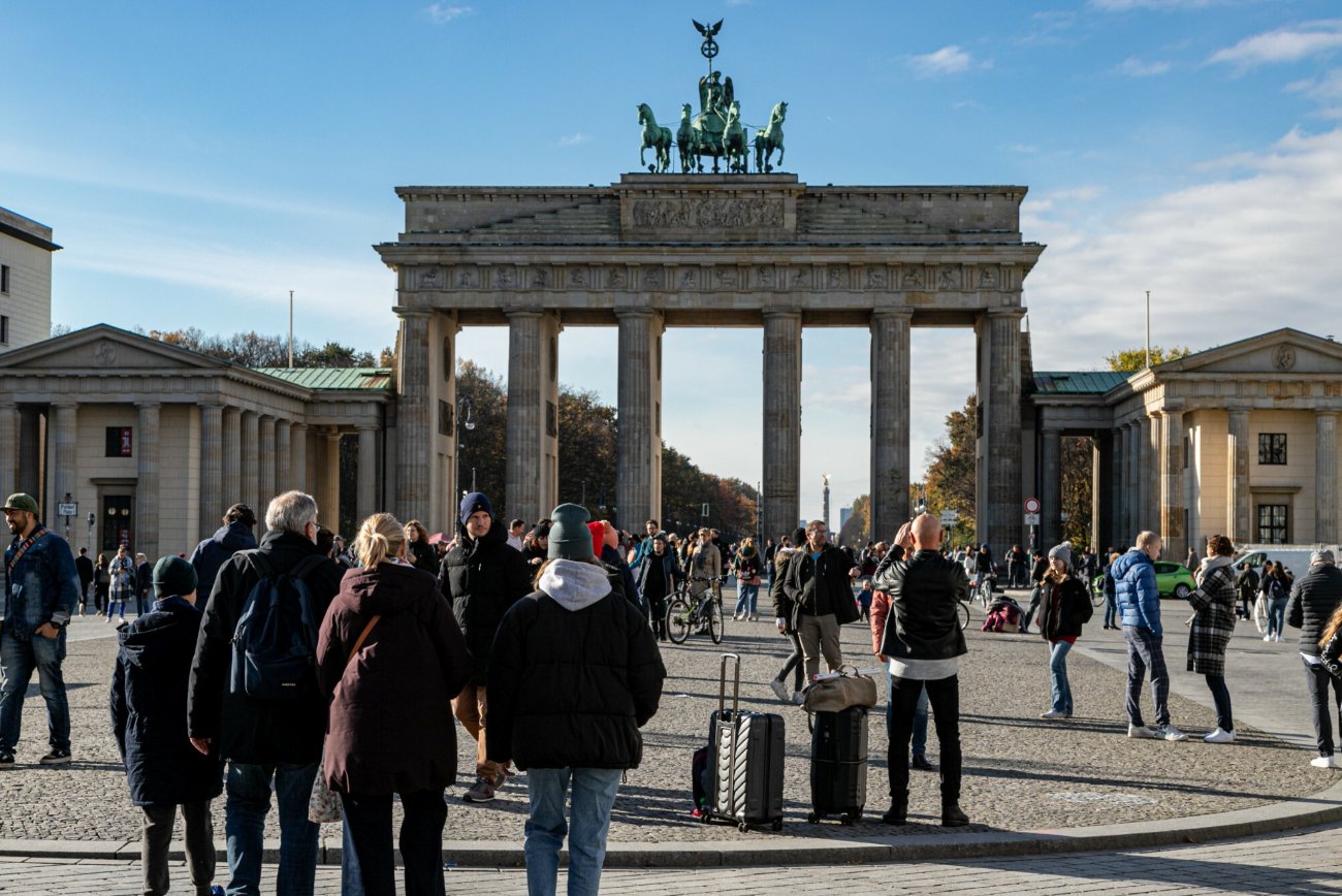 Ludzie przed Bramą Brandenburską w Berlinie