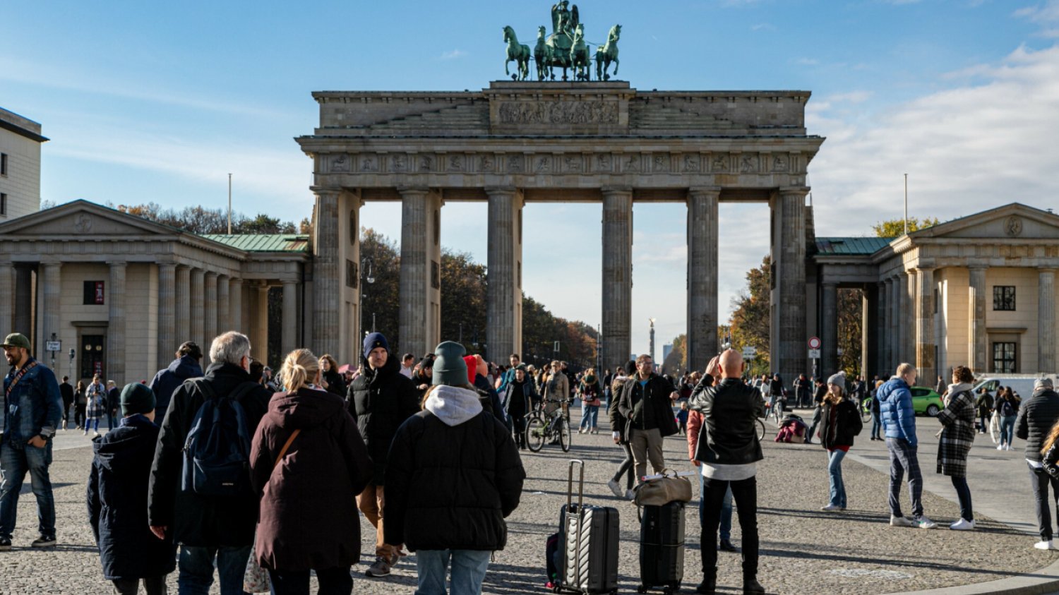 Ludzie przed Bramą Brandenburską w Berlinie