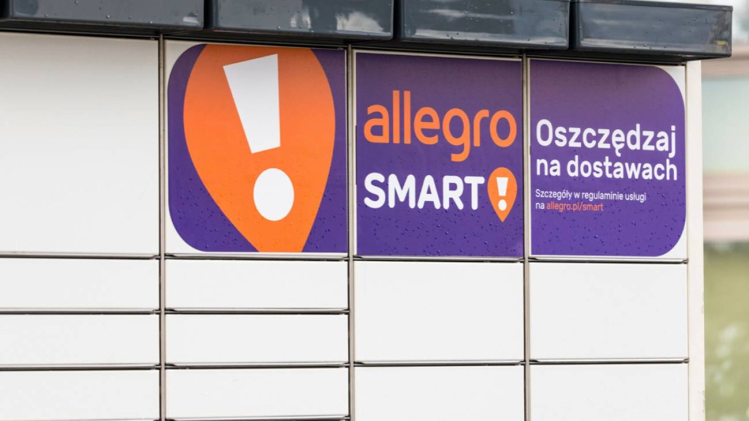 Paczkomat z logo Allegro Smart