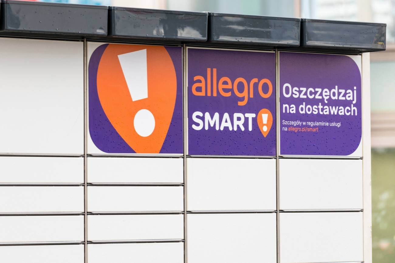 Paczkomat z logo Allegro Smart