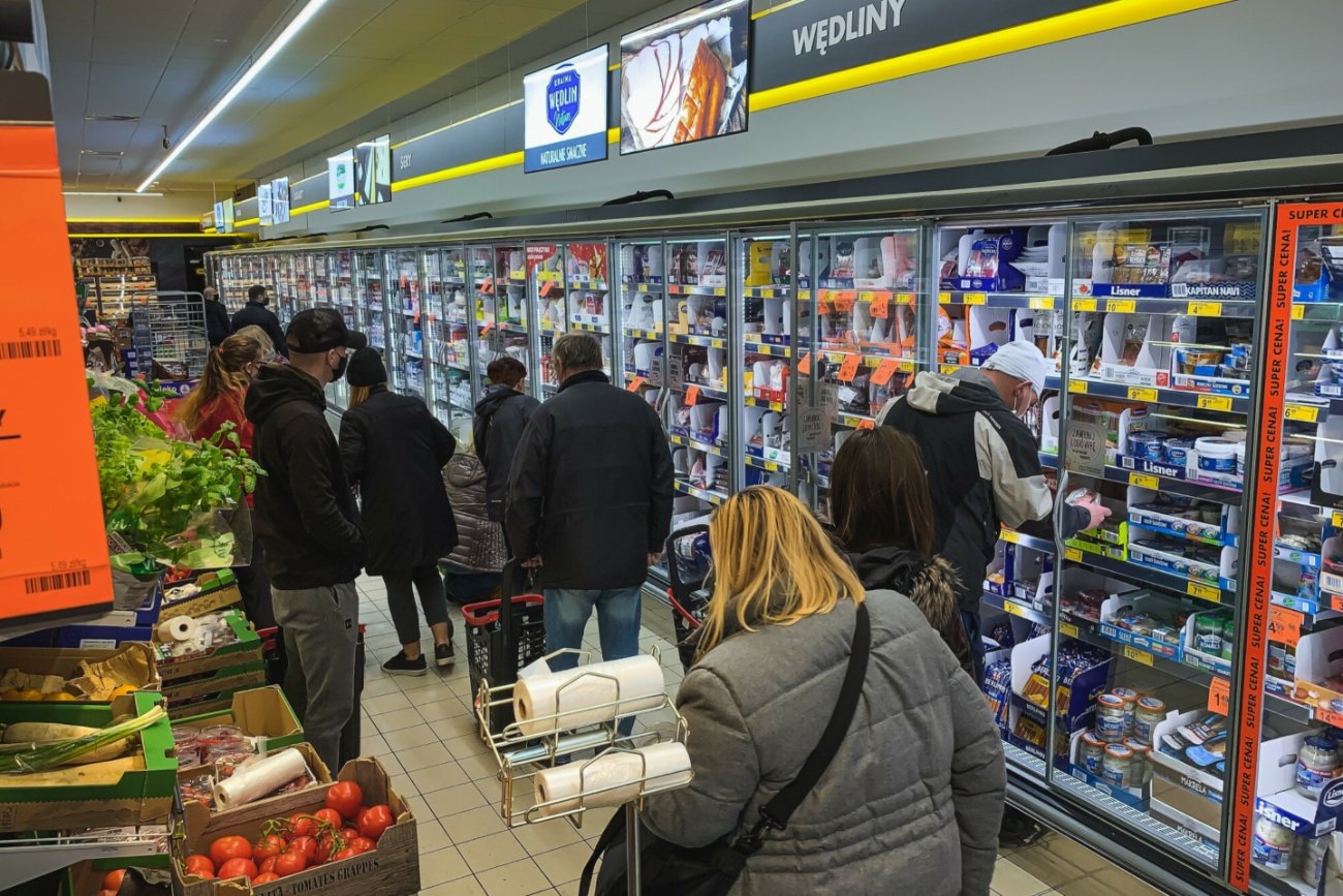 Klienci w Biedronce.