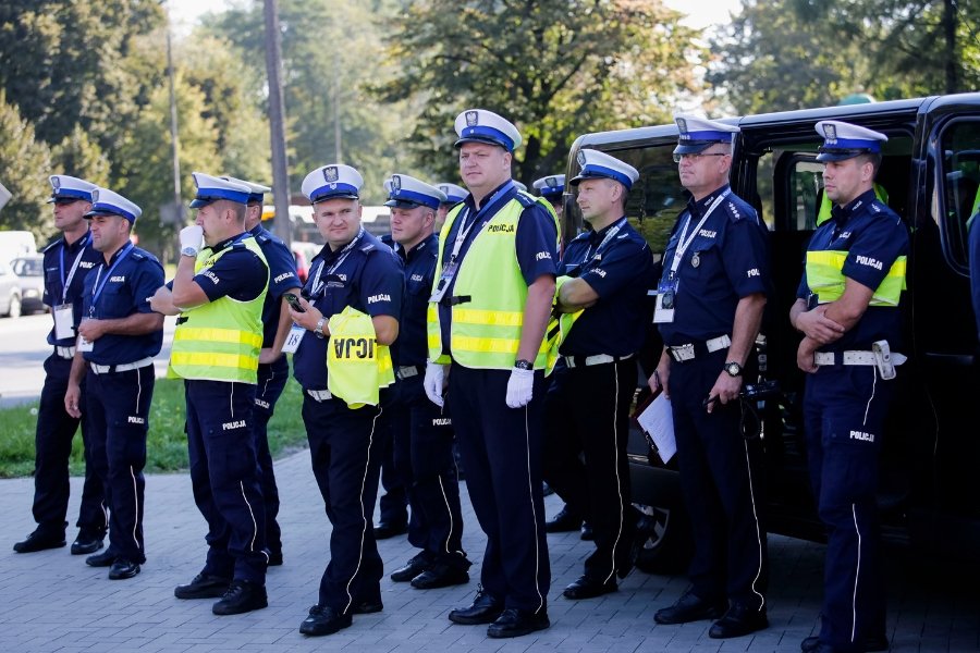 Policjanci, którzy zdecydują się nie korzystać z prawa do wcześniejszej emerytury, mają możliwość otrzymywania specjalnego dodatku - wysokości 50 proc. potencjalnej emerytury.