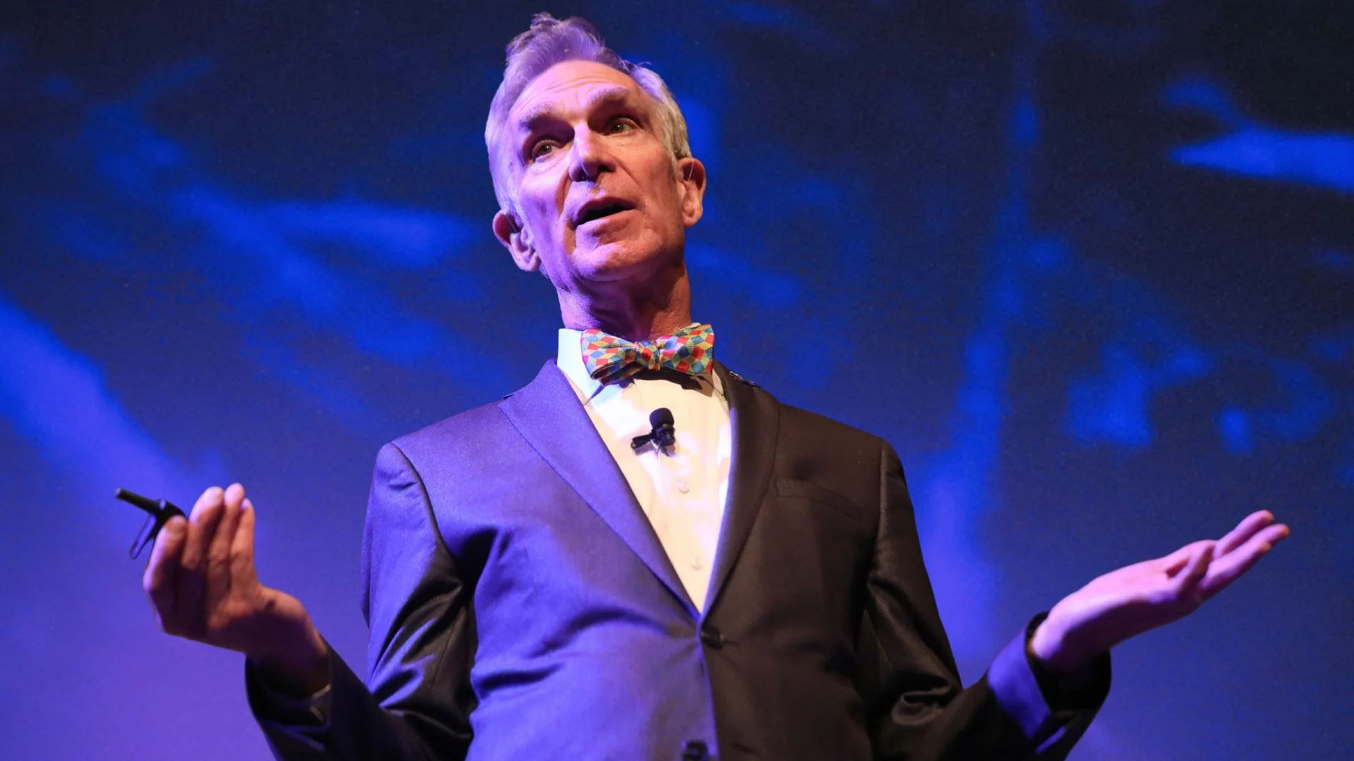 Bill Nye stojący podczas wykładu. Ujawnił swoje sposoby na zdrowy i sprawny umysł po sześćdziesiątce.