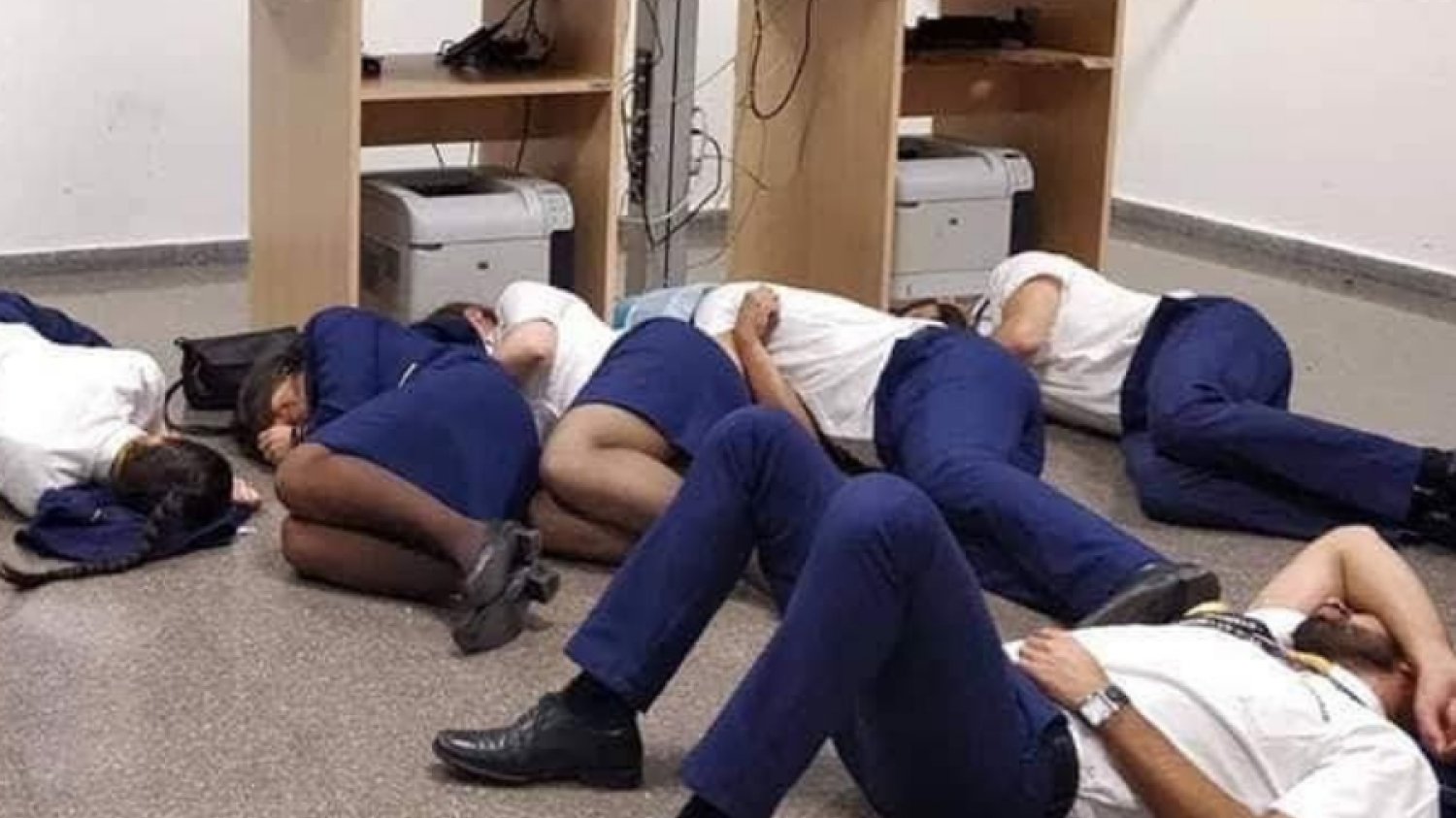 Kontrowersyjne zdjęcie zrobione na lotnisku w Maladze, gdzie pogoda "uziemiła" maszynę linii.