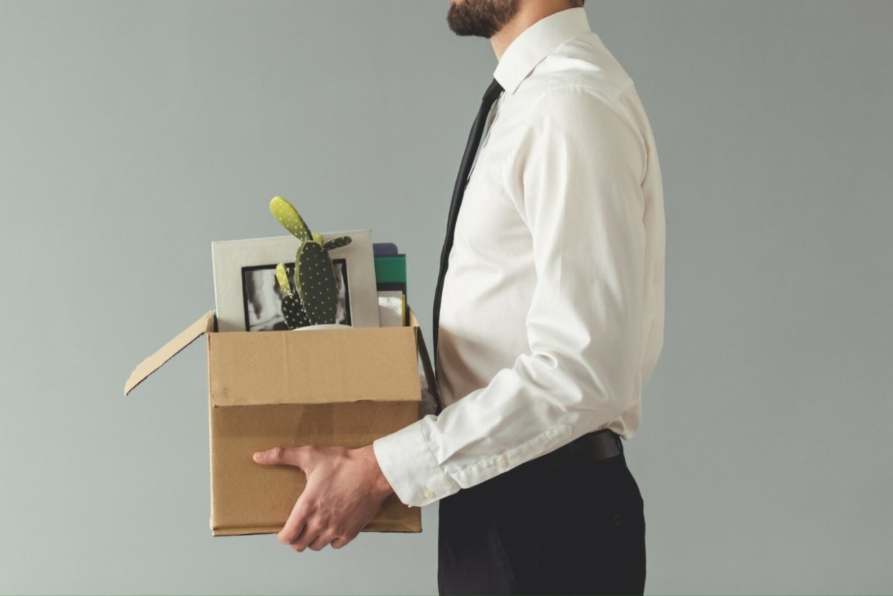 Pracownik z pudełkiem.