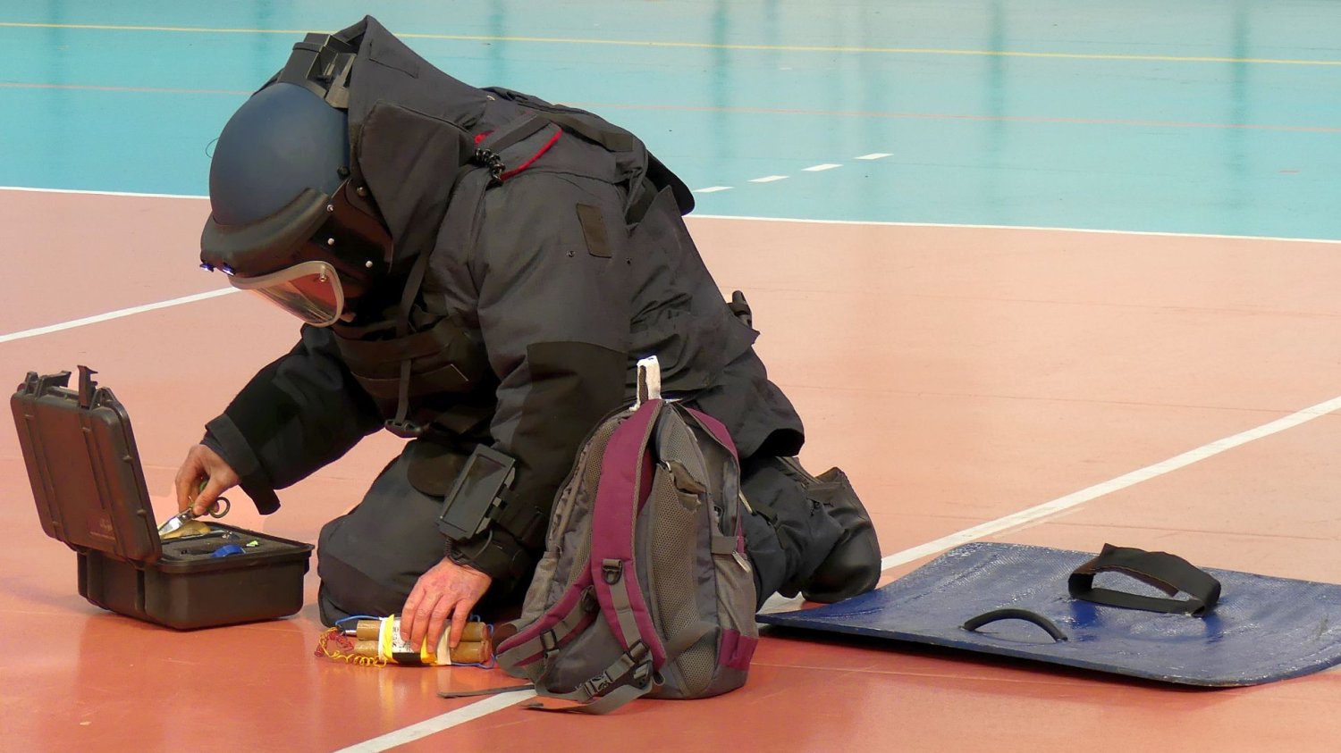 Sparaliżowane miasto, trauma i gigantyczne rachunki. Prawdziwa cena fałszywych bomb technik bombowy przy pracy