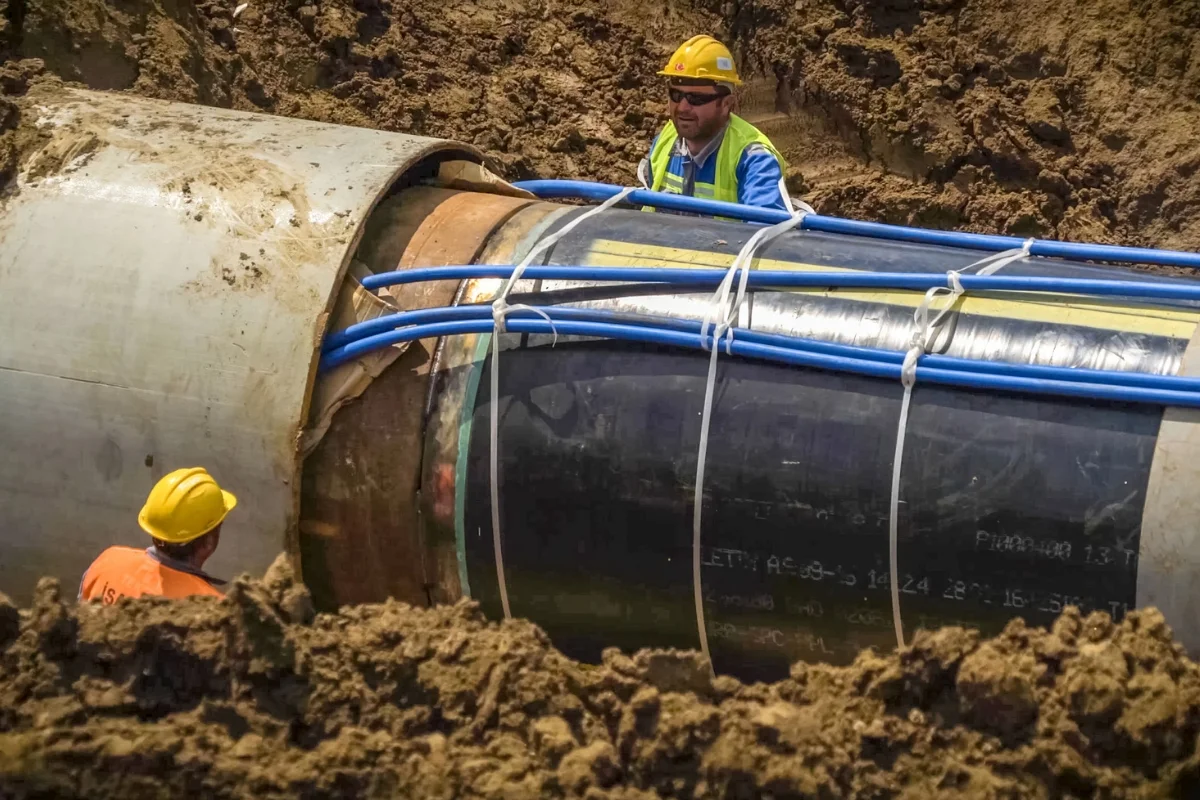 Zanieczyszczenie surowca środkami chemicznymi z chlorem, używanymi zapewne do odzyskiwania resztek ropy z systemu, doprowadziło do zabrudzenia surowca docierającego do Białorusi i Polski.