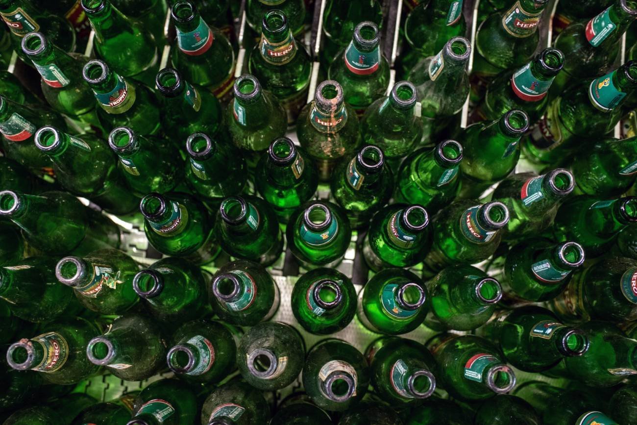 Puste butelki po piwie do recyklingu