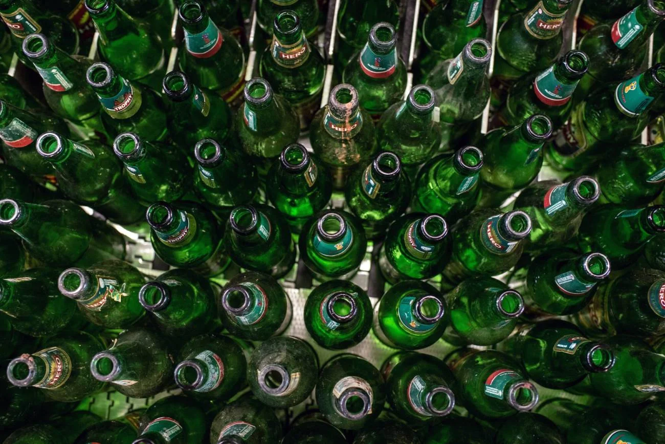 Puste butelki po piwie do recyklingu