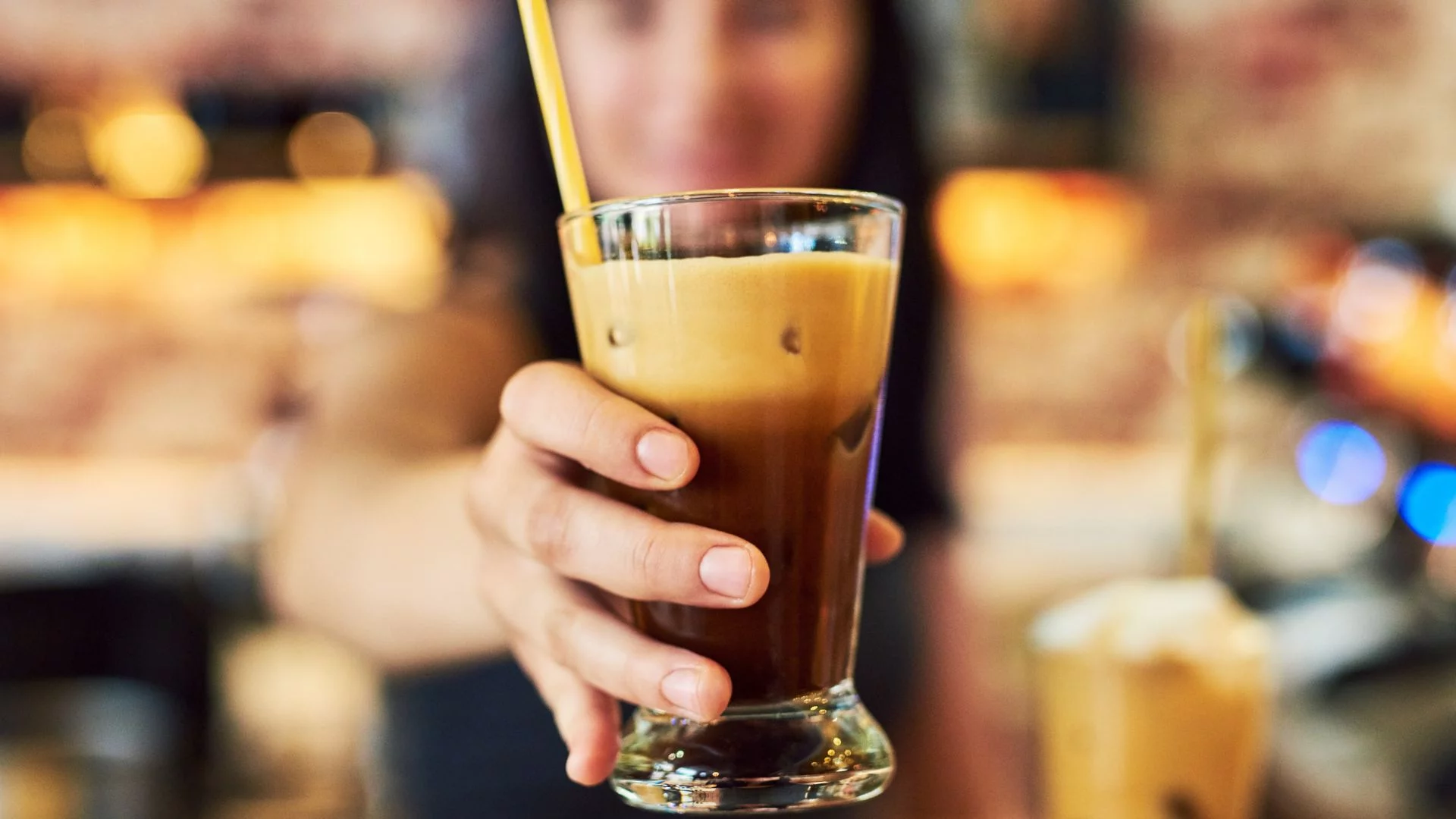 Polacy wściekli na ceny w kawiarniach. To nie chciwość właścicieli, a upadek branży