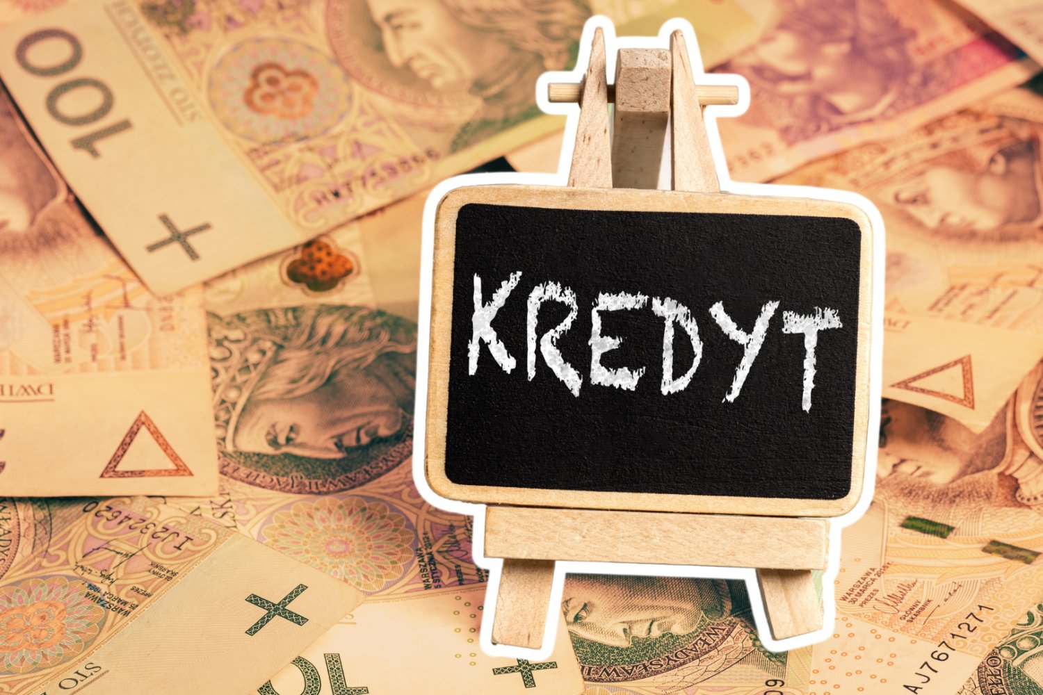 Rozrzucone pieniądze. Z przodu tabliczka z napisem kredyt.
