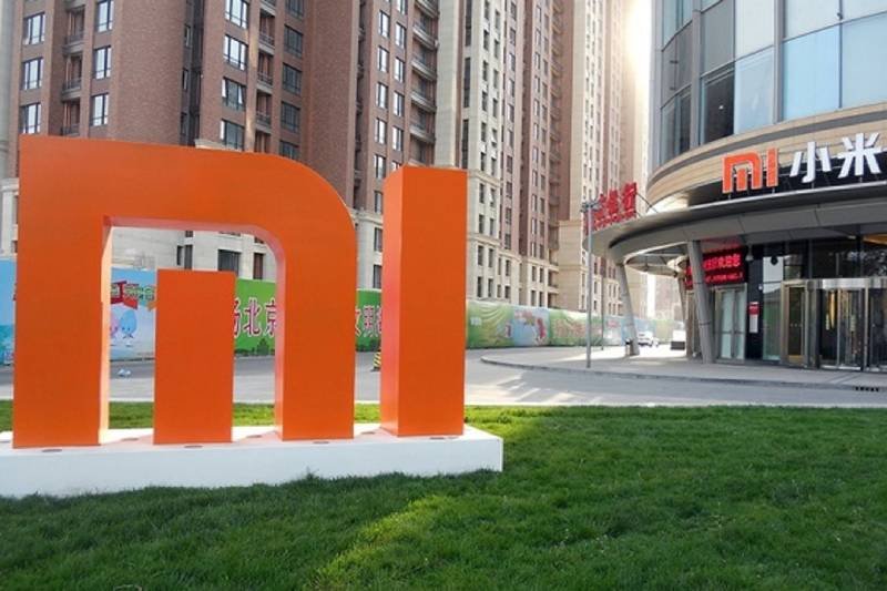 Logo Mi firmy Xiaomi przed budynkiem chińskiej firmy.
